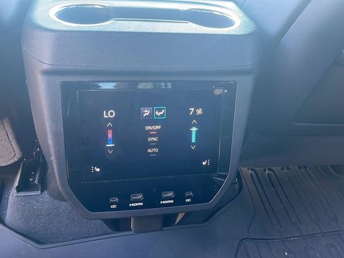 Used 2025 GMC Yukon AT4 Ultimate AWD/4WD image 9