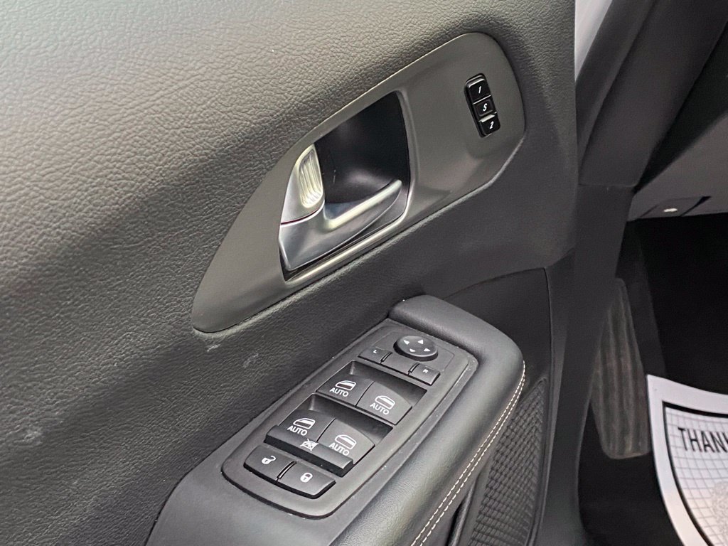 Used 2025 Chrysler Pacifica Select FWD image 12