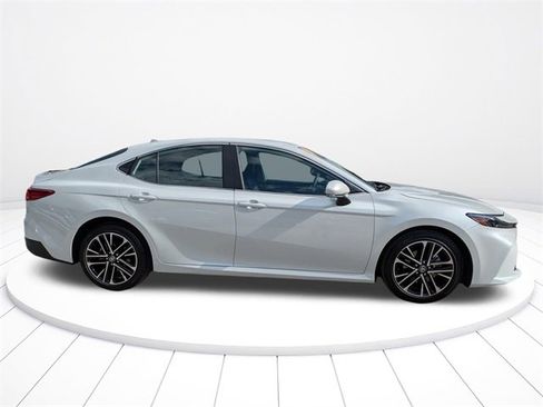 Used 2025 Toyota Camry XLE image 3