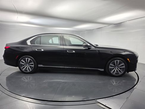 Used 2023 BMW i7 xDrive60 image 3