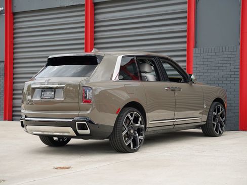 Used 2025 Rolls-Royce Cullinan AWD/4WD image 45
