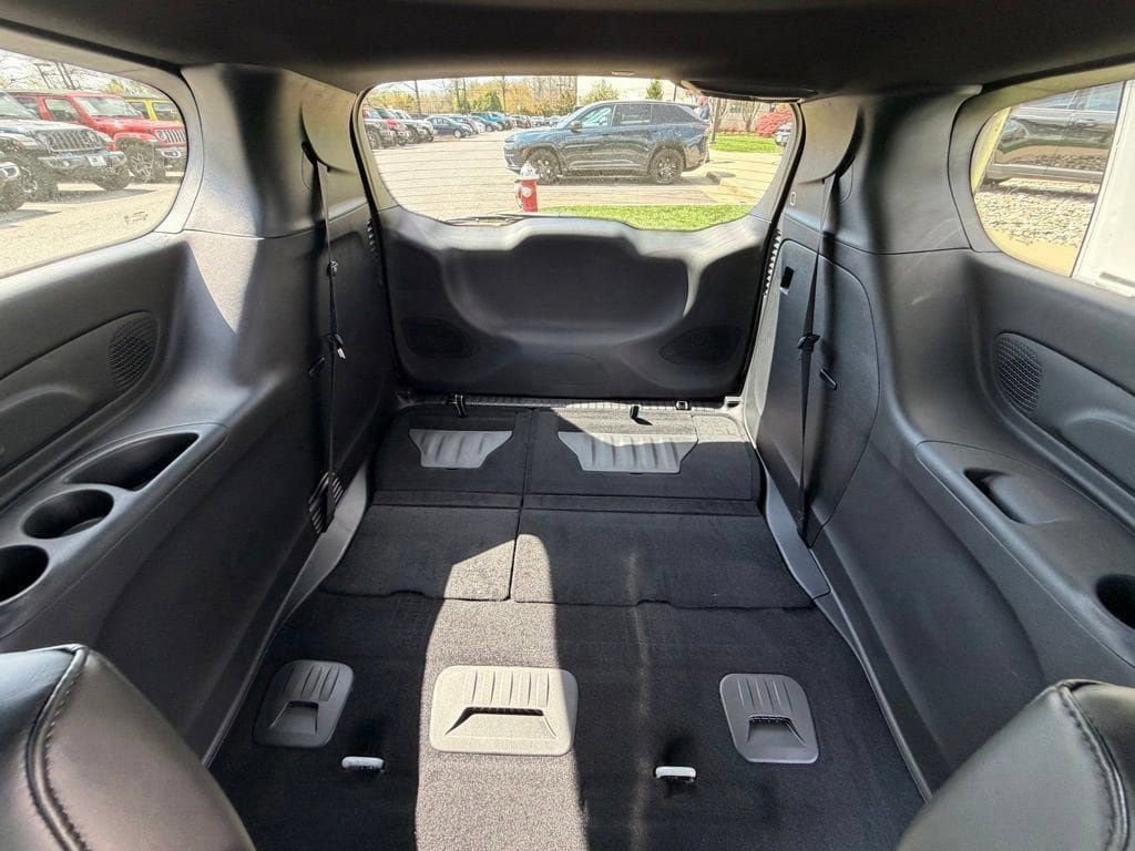 New 2026 Chrysler Pacifica Select FWD image 12