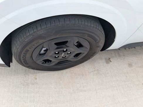 Used 2025 Kia Carnival FWD image 8