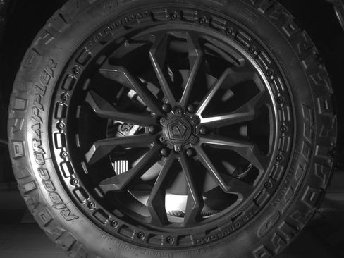 Used 2023 RAM 1500 Laramie AWD/4WD image 9