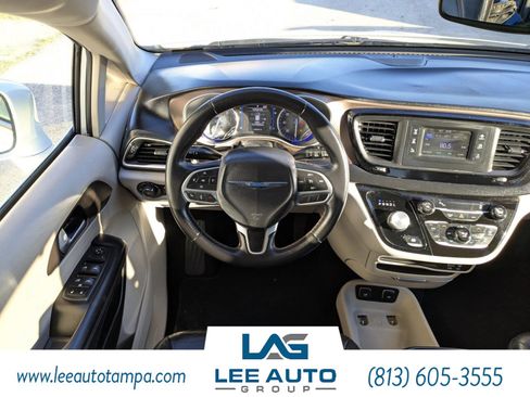 Used 2017 Chrysler Pacifica Touring-L image 17