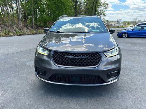 Used 2021 Chrysler Pacifica Touring-L w/ Uconnect Theater Family Group AWD/4WD image 2
