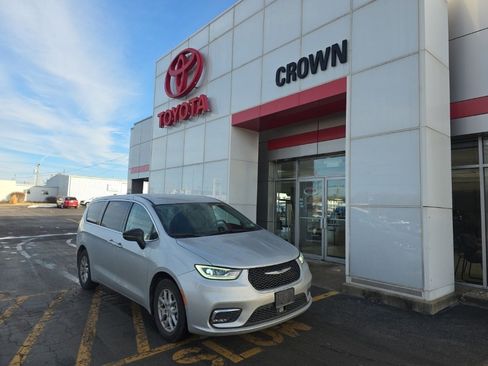 Used 2024 Chrysler Pacifica Touring-L image 1