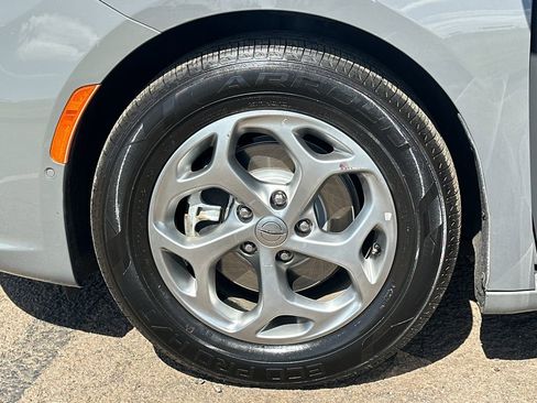 Used 2022 Chrysler Pacifica Limited image 12