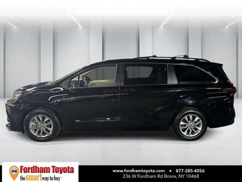 Used 2024 Toyota Sienna LE FWD image 9