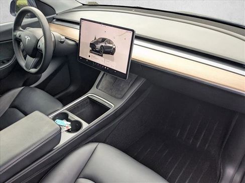 Used 2022 Tesla Model Y Long Range image 18