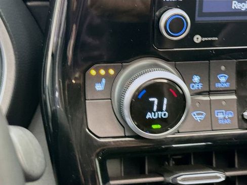 Used 2021 Toyota Highlander XLE image 19