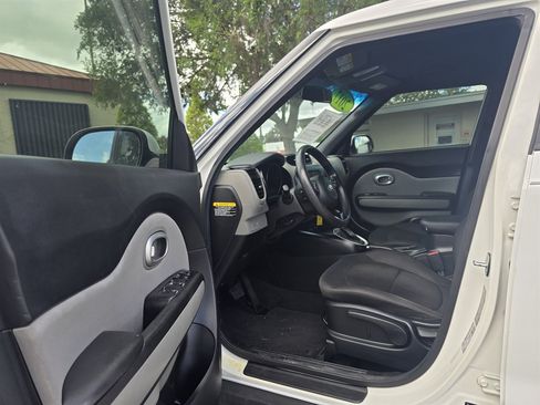 Used 2017 Kia Soul FWD image 14