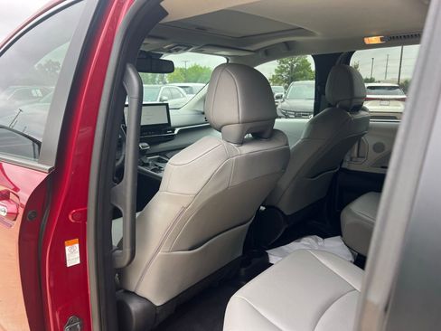 Used 2025 Toyota Sienna XLE FWD image 18