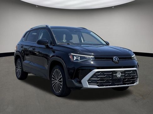 New 2025 Volkswagen Taos SE image 1