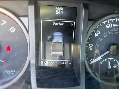 Used 2018 Toyota Tacoma TRD Sport w/ Technology Package image 10