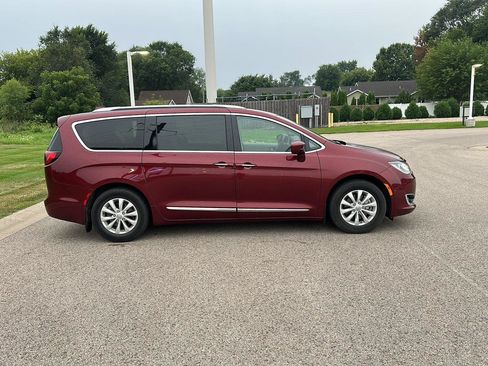 Used 2018 Chrysler Pacifica Touring-L w/ Advanced Safetytec Group FWD image 2