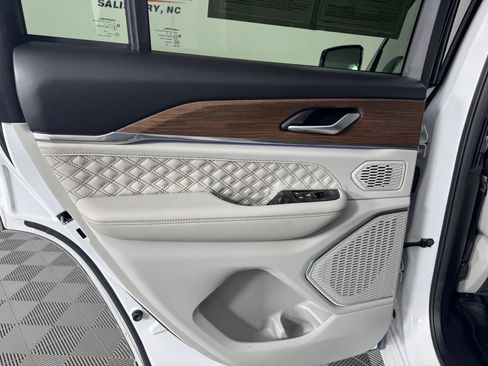 Used 2023 Jeep Grand Cherokee Summit AWD/4WD image 30