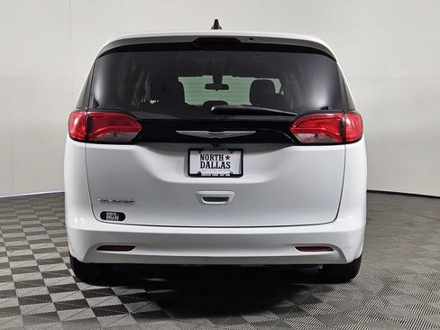 Used 2022 Chrysler Voyager LX FWD image 4