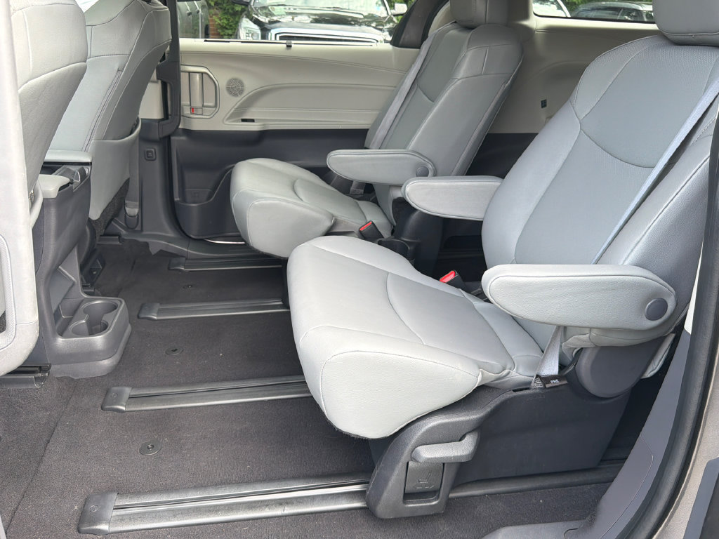 Used 2023 Toyota Sienna XLE AWD/4WD image 17