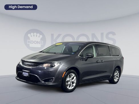 Used 2019 Chrysler Pacifica Touring Plus w/ Tire & Wheel Group FWD image 1
