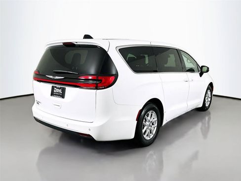 Used 2023 Chrysler Pacifica Touring-L FWD image 13