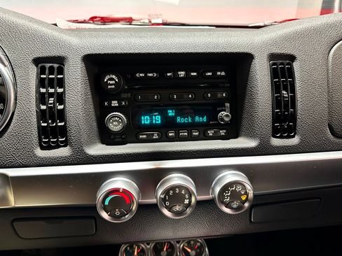 Used 2004 Chevrolet SSR w/ Preferred Equipment Group image 18