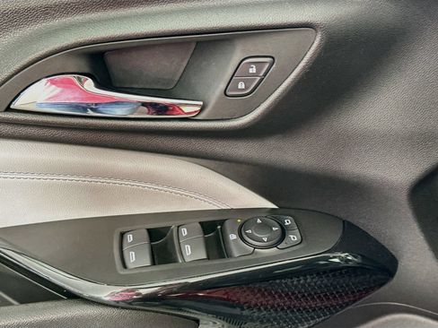 Used 2025 Chevrolet Trax LT FWD image 18
