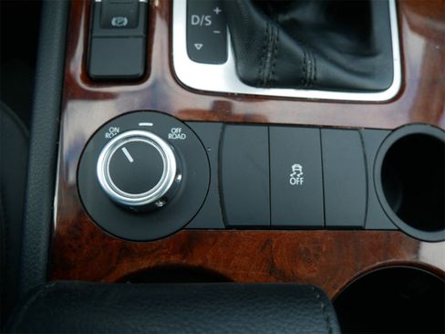 Used 2013 Volkswagen Touareg VR6 image 22