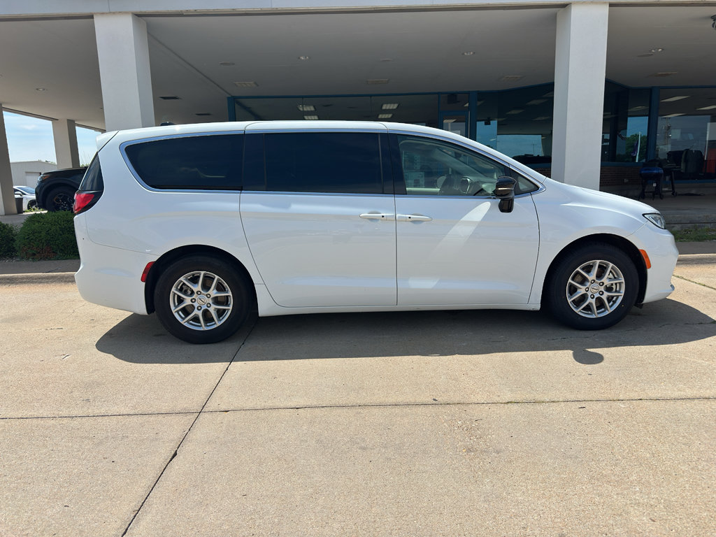Used 2024 Chrysler Pacifica Touring-L FWD image 7