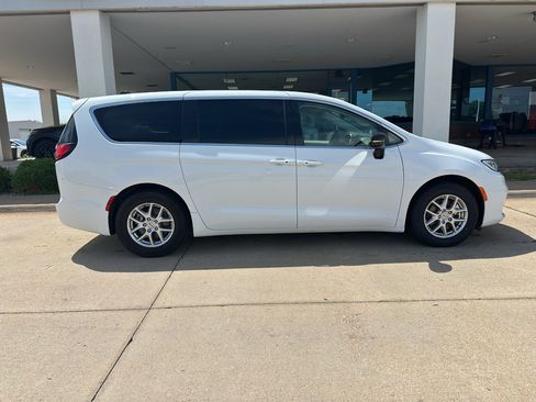 Used 2024 Chrysler Pacifica Touring-L FWD image 7