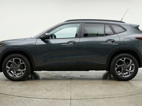 Used 2025 Chevrolet Trax LT w/ LT Convenience Package FWD image 5