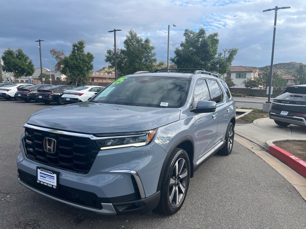 Used 2025 Honda Pilot Touring image 4