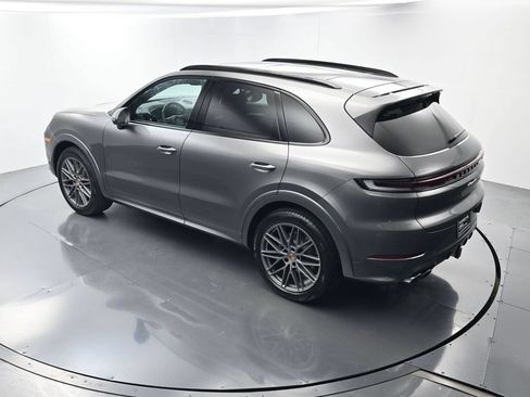 Certified 2025 Porsche Cayenne AWD/4WD image 33