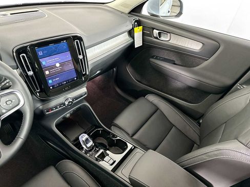 Used 2025 Volvo XC40 B5 Ultra w/ Climate Package image 21