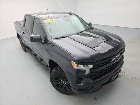 Used 2024 Chevrolet Silverado 1500 LT Trail Boss w/ LPO, Dark Essentials Package AWD/4WD image 2