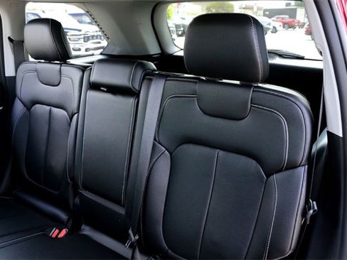 Used 2023 Jeep Grand Cherokee Limited w/ Luxury Tech Group II image 23