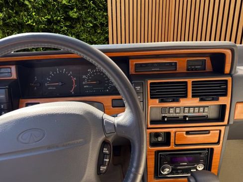 Used 1992 INFINITI M30 Convertible RWD image 2