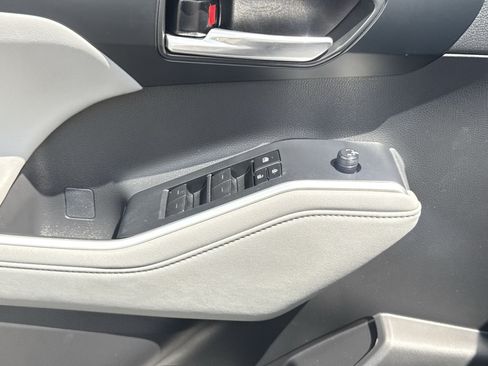 Used 2023 Toyota Highlander XLE AWD/4WD image 15