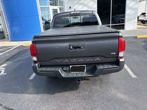 Used 2017 Toyota Tacoma TRD Sport w/ Tow Package (A/T) AWD/4WD image 4