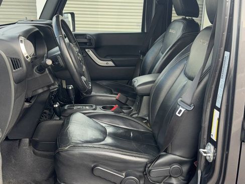 Used 2017 Jeep Wrangler Unlimited Sahara w/ Connectivity Group AWD/4WD image 12