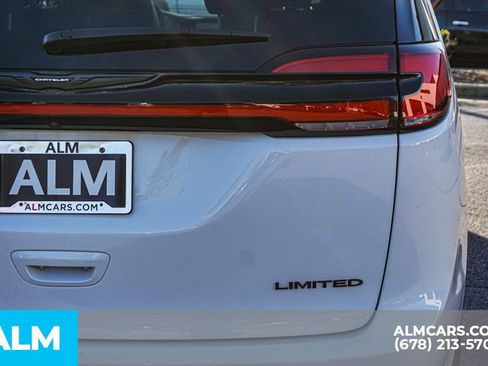 Used 2025 Chrysler Pacifica Limited image 12