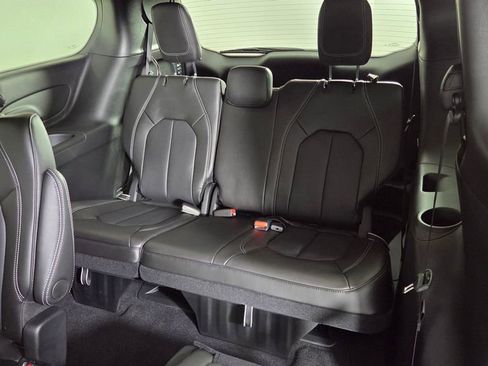New 2025 Chrysler Pacifica Select image 32