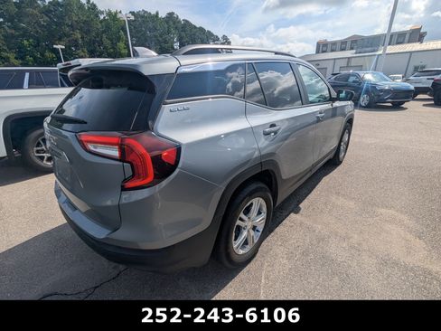 Used 2024 GMC Terrain SLE w/ Driver Convenience Package FWD image 4