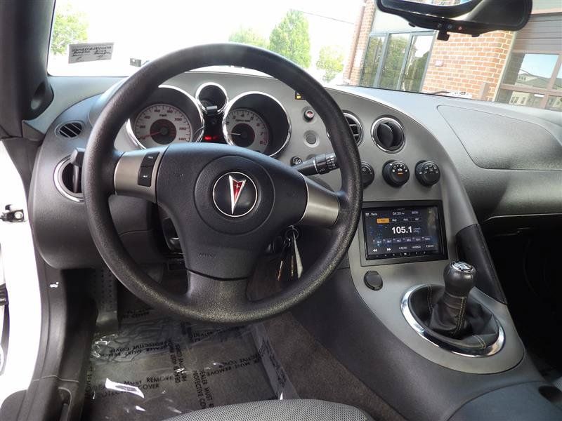 Used 2009 Pontiac Solstice Convertible RWD image 14