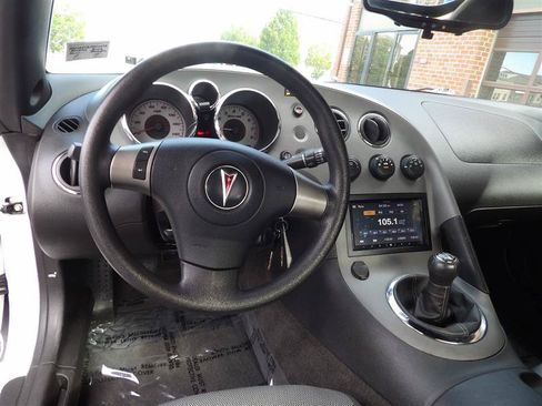 Used 2009 Pontiac Solstice Convertible RWD image 14