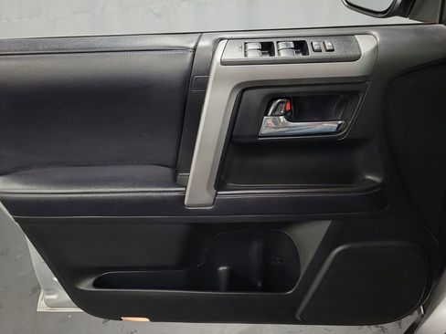 Used 2020 Toyota 4Runner SR5 AWD/4WD image 23