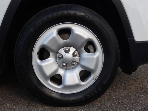 Used 2017 Jeep Cherokee Sport image 21