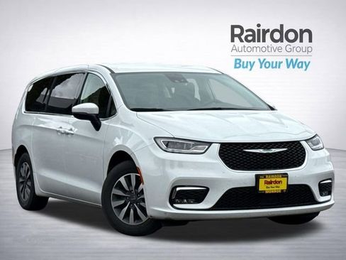 Used 2023 Chrysler Pacifica Touring-L image 1