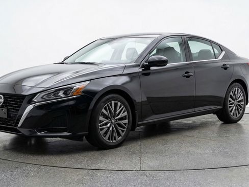 Used 2025 Nissan Altima 2.5 SV image 3