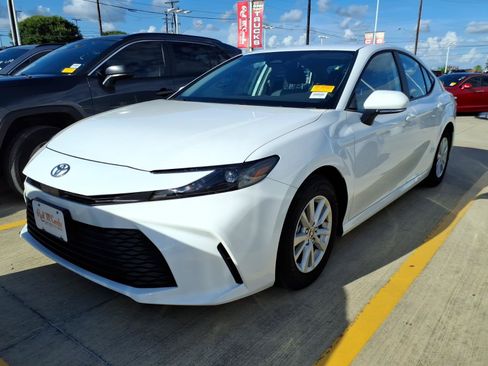 Used 2026 Toyota Camry LE w/ Convenience Package FWD image 1